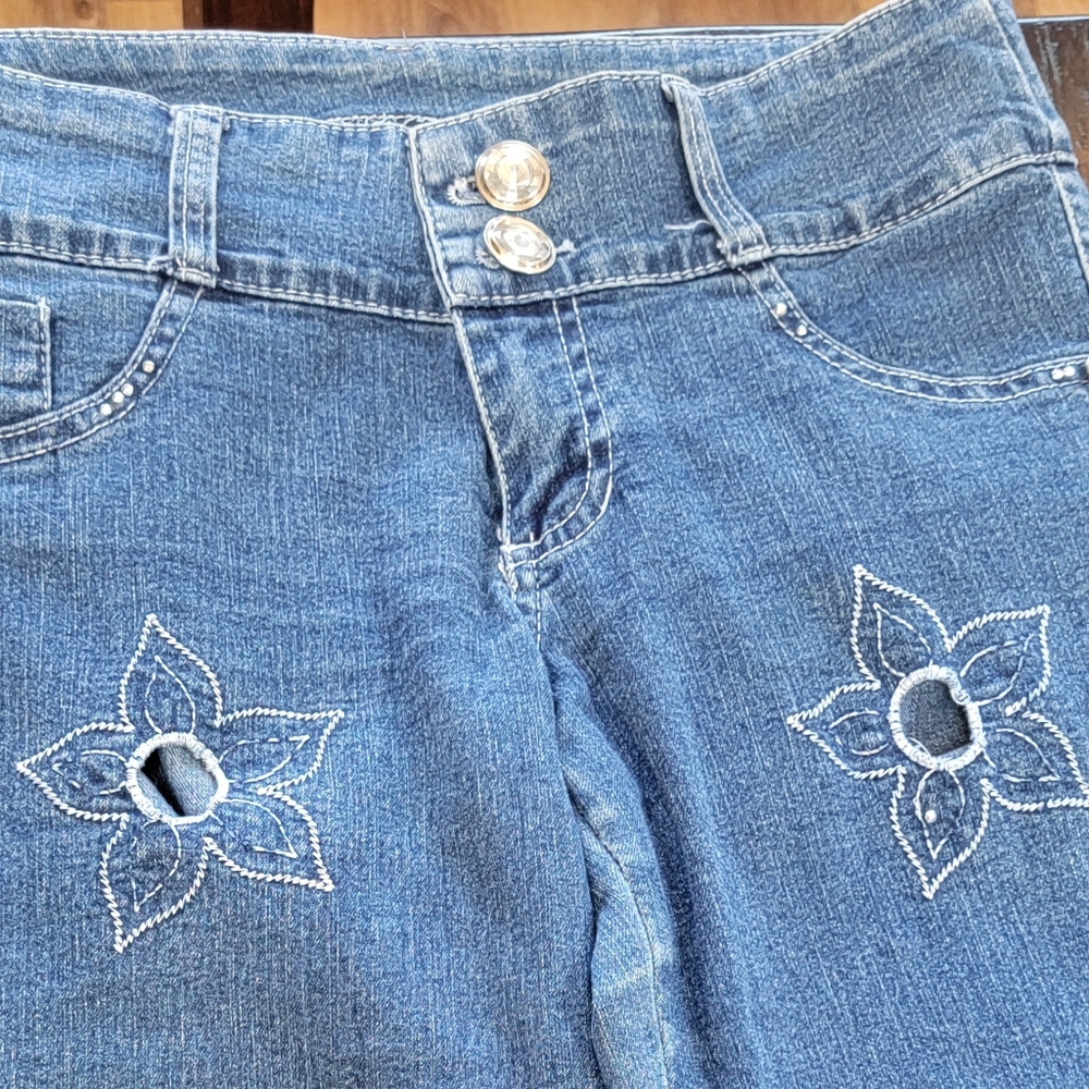 Skinny Jeans with Embroidered peek-a-boo flowers